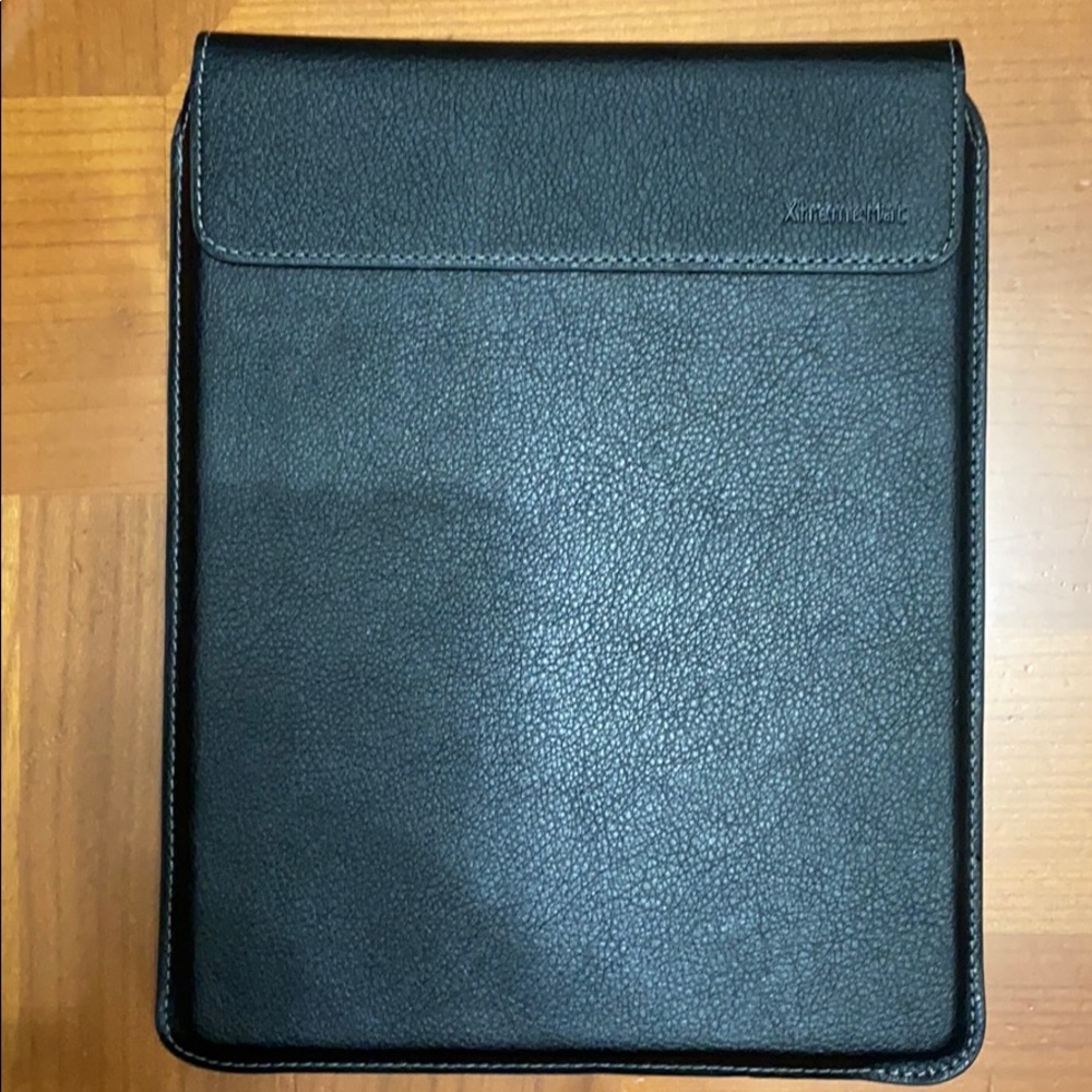 Ultra-thin protective sleeve for iPad